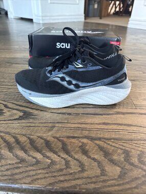 Saucony Women's Triumph 22 Running Shoes, Black/White, US 8